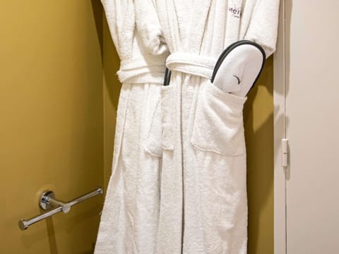 Privilege, Room, 1 Double Bed | Minibar, in-room safe, desk, blackout drapes