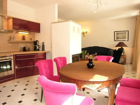 Deluxe Apartment, 2 Bedrooms, Garden Area (incl. final cleaning fee € 80,-) | Living area | Flat-screen TV