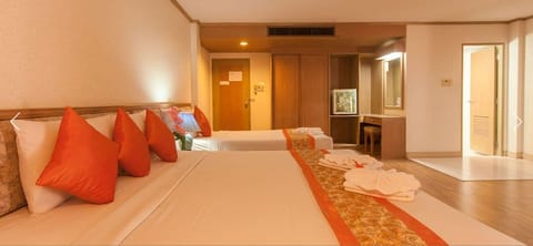 Deluxe Double Room | In-room safe, desk, soundproofing, free WiFi