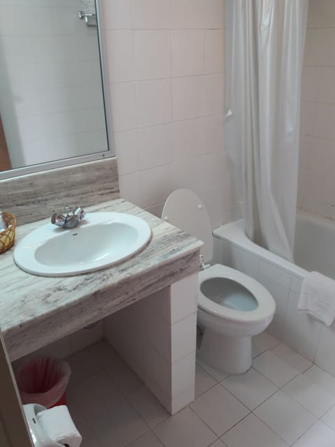 Combined shower/tub, free toiletries, towels