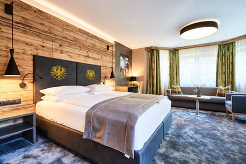Junior Suite | 1 bedroom, hypo-allergenic bedding, minibar, in-room safe