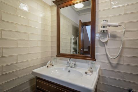 Double Room, 1 Queen Bed | Bathroom | Shower, rainfall showerhead, free toiletries, hair dryer