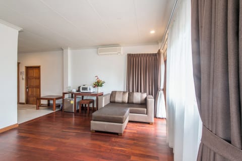 Sea View Suite | Living area | 32-inch flat-screen TV with cable channels, TV