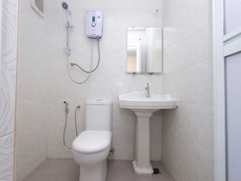 Superior Suite | Bathroom | Shower, free toiletries, bidet, towels