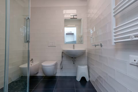 Design Single Room | Bathroom | Shower, free toiletries, hair dryer, bidet