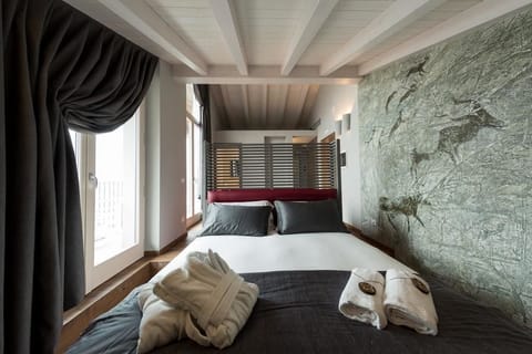 Suite (Camuni) | Minibar, in-room safe, individually decorated, individually furnished