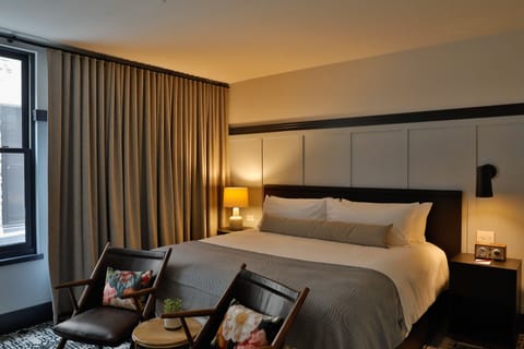 Premium Room, 1 King Bed | Frette Italian sheets, premium bedding, minibar, in-room safe