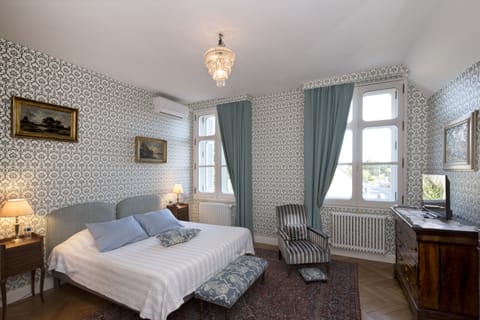 Deluxe Suite, 2 Bedrooms, Non Smoking, Connecting Rooms (Bishop) | Premium bedding, individually decorated, individually furnished, desk