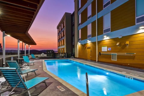 Seasonal outdoor pool, pool umbrellas, sun loungers