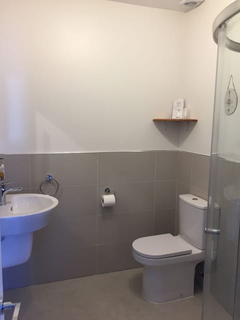 Double Room | Bathroom | Shower, free toiletries, hair dryer, towels