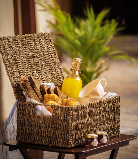 Daily continental breakfast (EUR 18 per person)