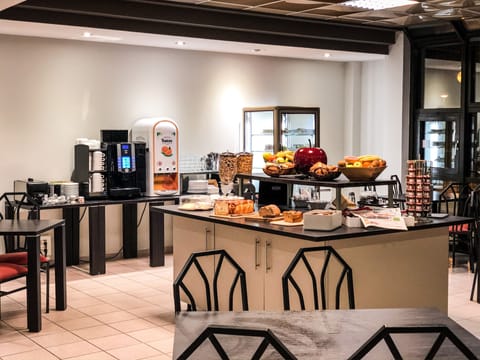 Daily continental breakfast (EUR 14 per person)
