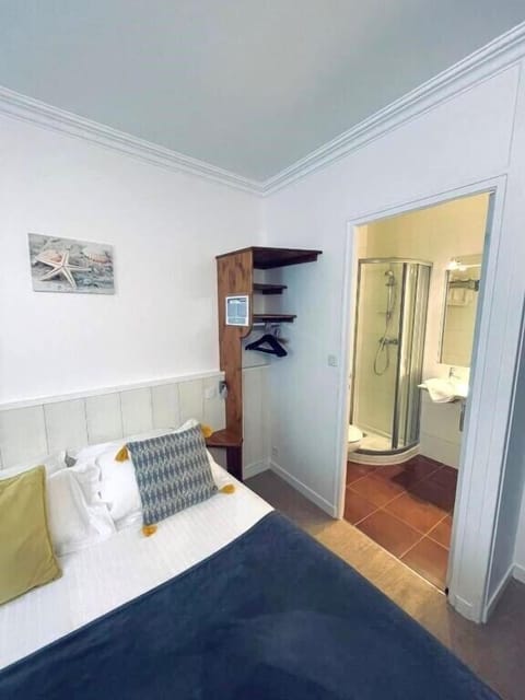 Classic Double Room | Bathroom | Free toiletries, hair dryer, towels