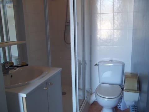 Double Room, Garden View | Bathroom | Shower, free toiletries, hair dryer, towels