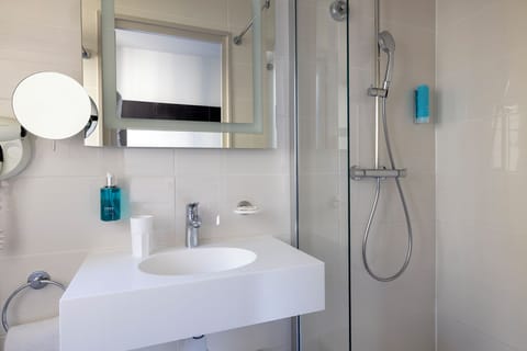 Club Single Room | Bathroom | Shower, free toiletries, hair dryer, bathrobes