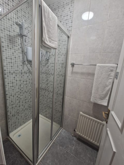 Shower, rainfall showerhead, free toiletries, hair dryer