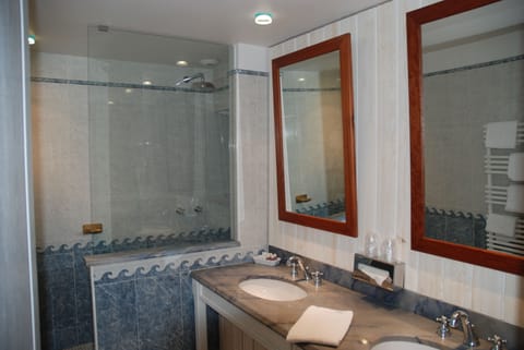 Deluxe Double Room | Bathroom | Shower, free toiletries, hair dryer, towels
