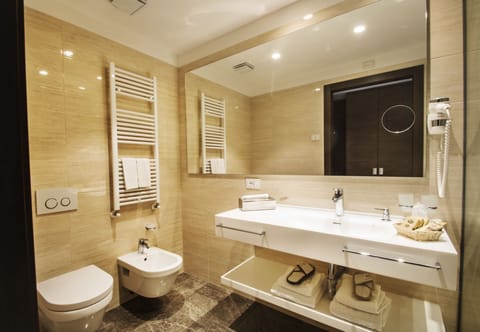 Junior Suite, Balcony | Bathroom | Shower, free toiletries, hair dryer, bidet