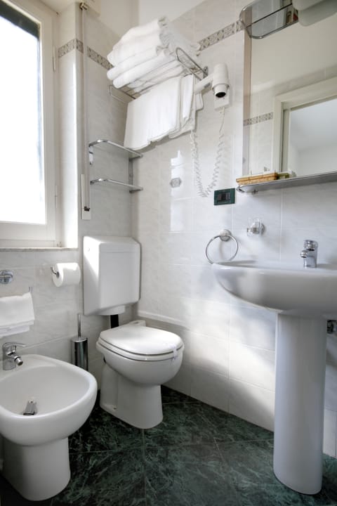 Double Room | Bathroom | Free toiletries, hair dryer, bidet, towels