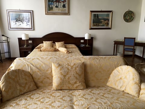 Romantic Suite, Ensuite, City View | Select Comfort beds, minibar, individually furnished, desk