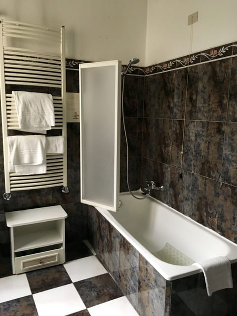 Economy Double or Twin Room, Ensuite | Bathroom | Combined shower/tub, deep soaking tub, free toiletries, hair dryer