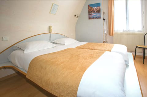 Twin Room | Pillowtop beds, desk, soundproofing, iron/ironing board