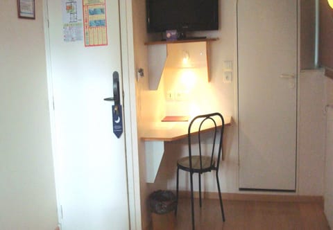 Twin Room | Pillowtop beds, desk, soundproofing, iron/ironing board