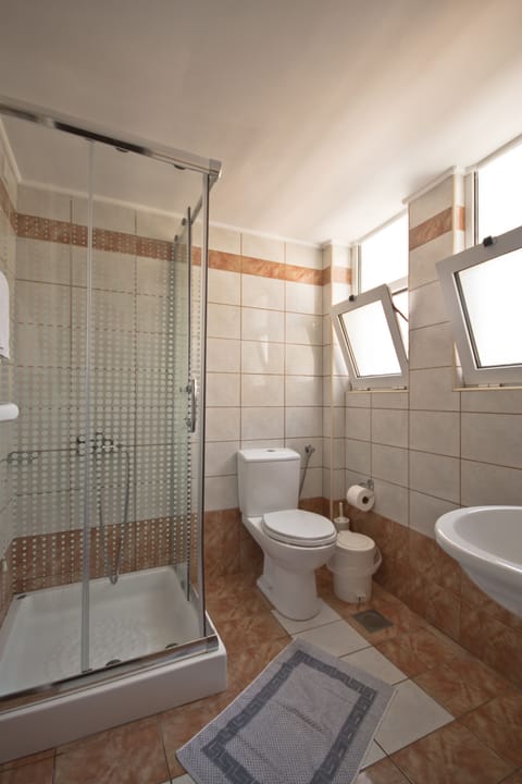 Double Room | Bathroom | Shower, hair dryer, towels