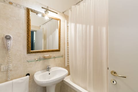 Romantic Double Room | Bathroom | Free toiletries, hair dryer, towels