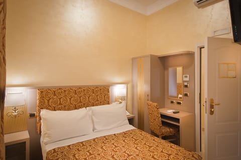 Small double room | In-room safe, desk, free WiFi, bed sheets