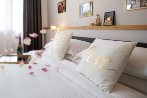 Romantic Room | Premium bedding, down comforters, in-room safe, desk