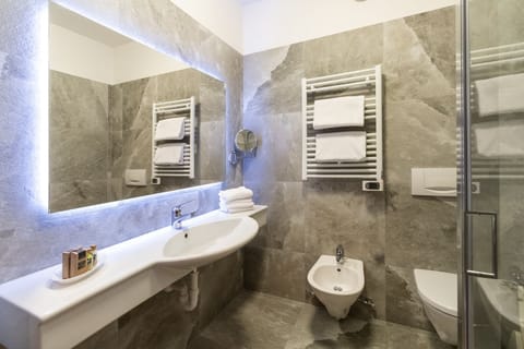 Superior Room | Bathroom | Free toiletries, hair dryer, bidet, towels