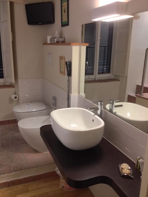 Superior Double Room, Jetted Tub | Bathroom | Free toiletries, hair dryer, bidet, towels