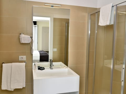 Single Room | Bathroom | Shower, free toiletries, hair dryer, bidet