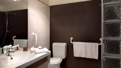 Superior Room, 1 King Bed | Bathroom | Free toiletries, hair dryer, towels