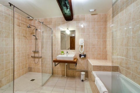 Comfort Double Room, Private Bathroom | Bathroom | Combined shower/tub, rainfall showerhead, towels