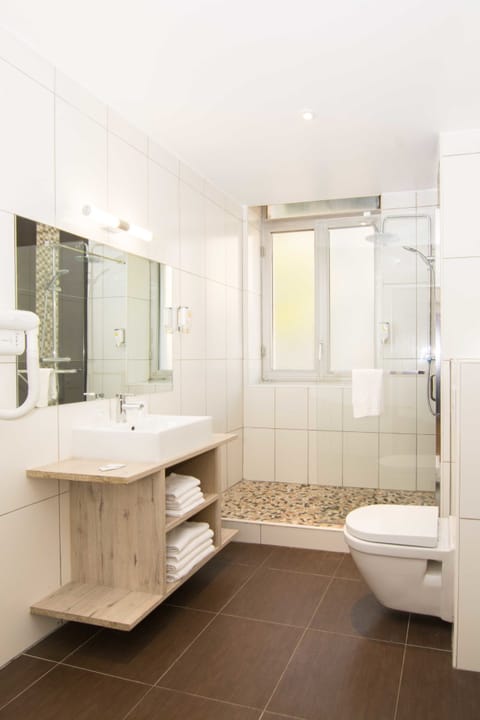 Standard Quadruple Room | Bathroom | Hair dryer, towels