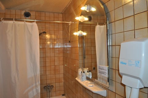 Triple Room | Bathroom | Free toiletries, hair dryer, bidet, towels