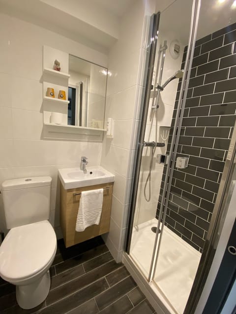 Comfort Room | Bathroom | Shower, free toiletries, hair dryer, towels