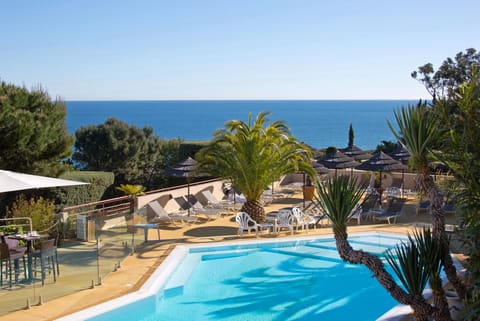 Outdoor pool, pool umbrellas, sun loungers