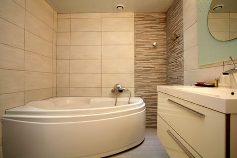 Deep soaking bathtub