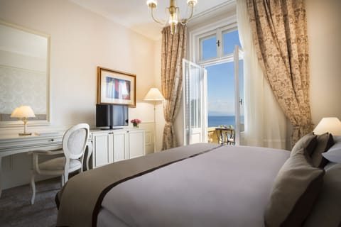 Superior Double Room, Sea View | Minibar, in-room safe, desk, free cribs/infant beds