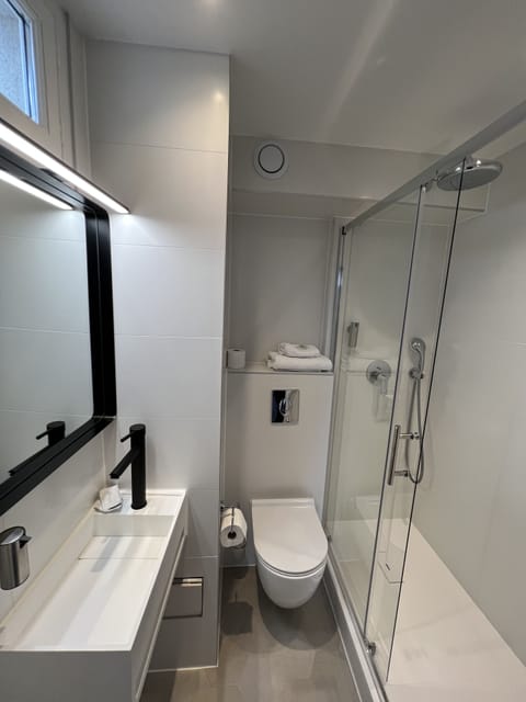 Deluxe Double Room | Bathroom | Hair dryer, towels