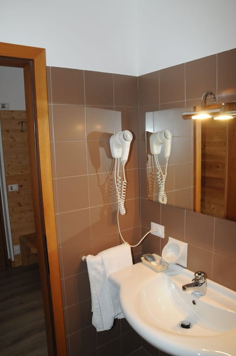 Single Room | Bathroom | Shower, hair dryer, bidet, towels