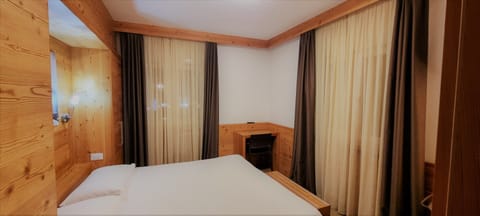 Quadruple Room | In-room safe, desk, free WiFi, bed sheets