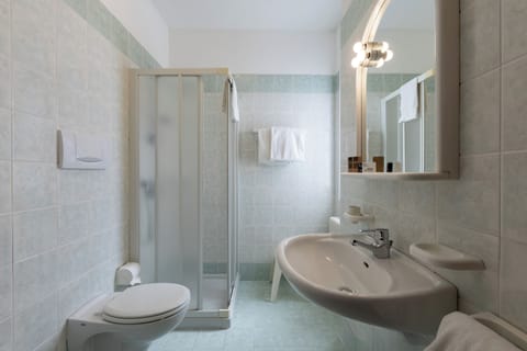 Economy Double or Twin Room, Balcony | Bathroom | Shower, hair dryer, bidet, towels