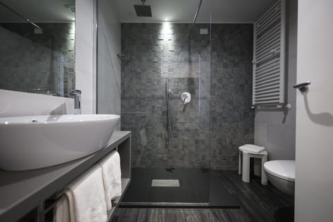 Superior Room, Lake View | Bathroom | Hair dryer, towels
