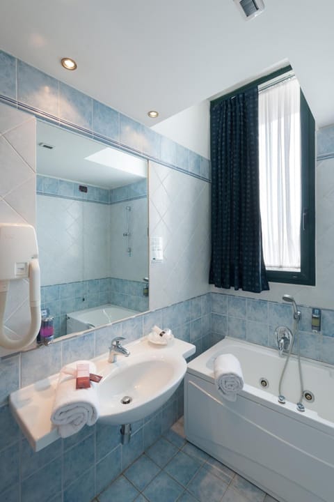 Combined shower/tub, hair dryer, bidet, towels