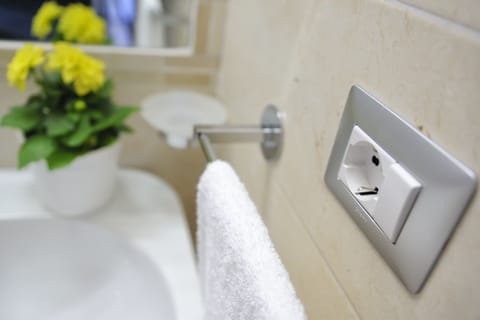 Standard Triple Room | Bathroom amenities | Shower, free toiletries, bidet, towels