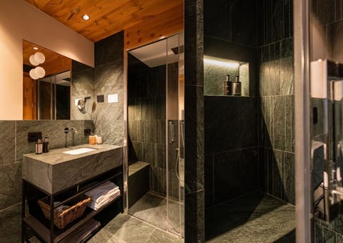 Superior Suite | Bathroom | Combined shower/tub, free toiletries, hair dryer, bidet